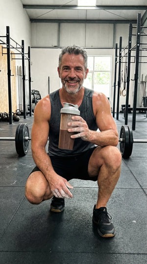 Kunde mit Neuro Kakao Shaker im Gym